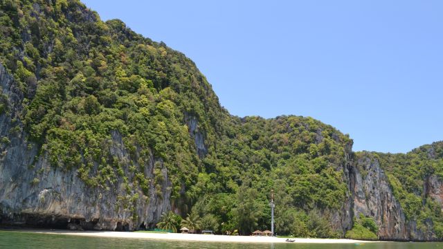Kleiner Strand vor hohem Fels in der Andamanensee