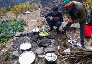 Zubereitung des Mittagessens im Dorf Laune