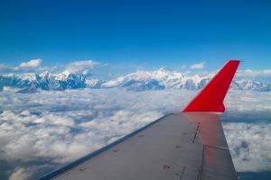 Flug vom Kathmandu nach Dhangadhi mit Blick auf den Himalaya-Hauptkamm