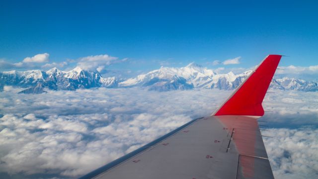 Flug vom Kathmandu nach Dhangadhi mit Blick auf den Himalaya-Hauptkamm