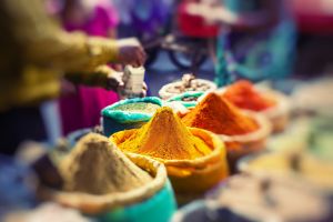 Farbenvielfalt - Gewürze auf indischen Märkten