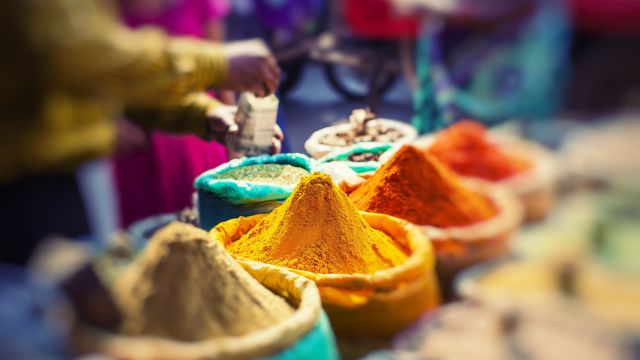 Farbenvielfalt - Gewürze auf indischen Märkten