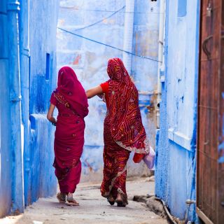 Frauen gehüllt in Sarees unterwegs in den Gassen der blauen Stadt Jodhpur