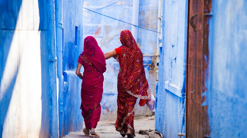 Frauen gehüllt in Sarees unterwegs in den Gassen der blauen Stadt Jodhpur