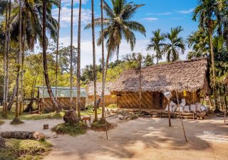 Stammesdorf auf der Barantang Island auf den Andamanen