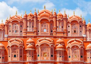 Hawa Mahal (Palast der Winde) in Jaipur hat eine kunstvoll architektonische Verzierung aus rotem Sandstein.