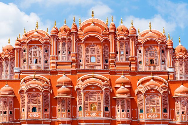 Hawa Mahal (Palast der Winde) in Jaipur hat eine kunstvoll architektonische Verzierung aus rotem Sandstein.
