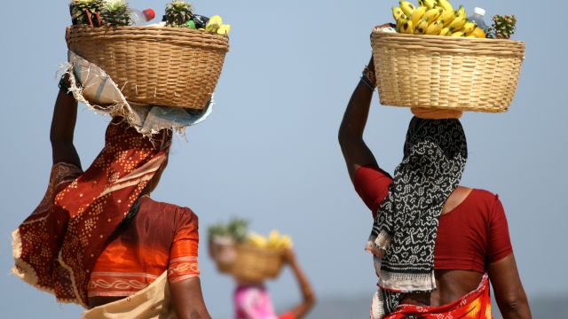 Frauen verkaufen saftiges Obst am Strand