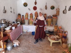 Traditionelle Frau aus dem Berberort Matmata
