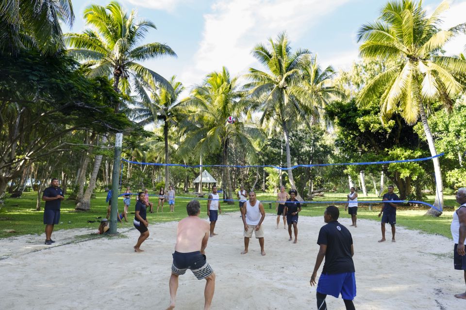 Volleyball mit der Crew und den Inselbewohnern auf Nanuya