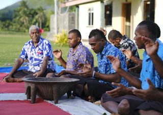 Kawa-Zeremonie als Willkommensgruß in einem Dorf