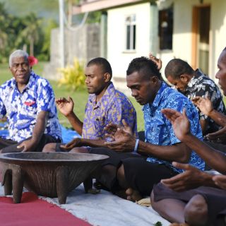 Kawa-Zeremonie als Willkommensgruß in einem Dorf