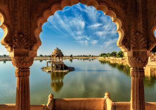 Ein wunderschöner Blick auf den Gadisar-See in Jaisalmer.