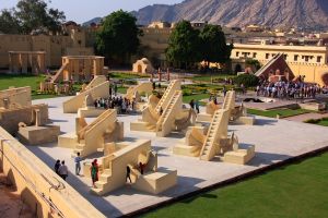 Das Jantar Mantar (UNESCO-Weltkulturerbe) in Jaipur ist eine Sammlung von 19 astronomischen Instrumenten.