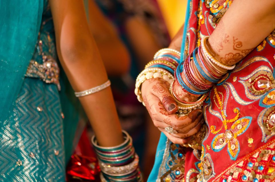 Frauen in Rajasthan geschmückt mit Henna-Malerei, vielen Bangles (Armreifen) und einem traditionellen Sari