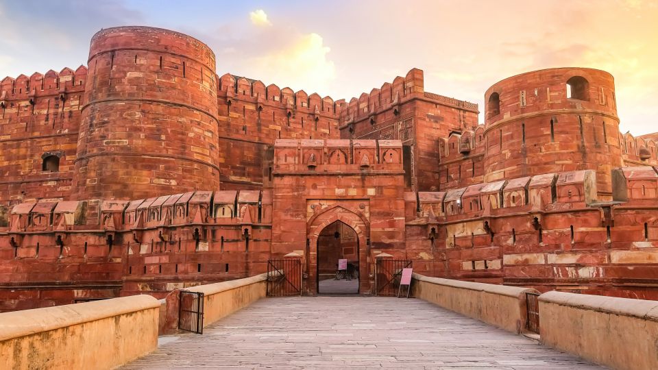 Sonnenaufgang am Roten Fort von Agra (UNESCO-Weltkulturerbe). Die Festung ist erbaut aus rotem Sandstein.