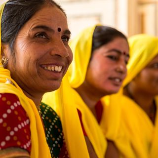 Lachende Frauen aus einem Dorf in Rajasthan.