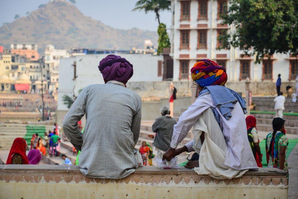 Zwei Männer sitzen in Pushkar an der Strasse und halten einen Plausch