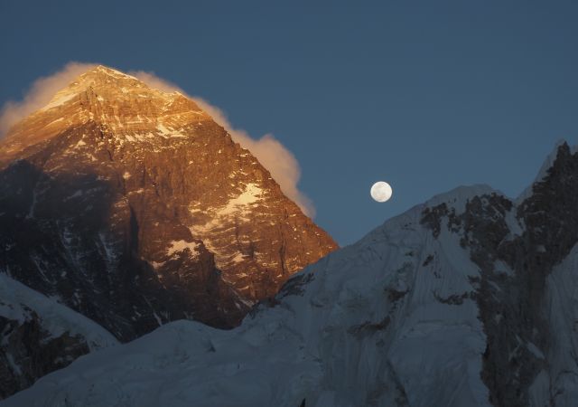 Everest im Abendlicht und mit Mondaufgang