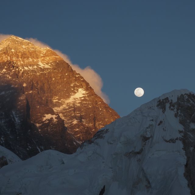 Everest im Abendlicht und mit Mondaufgang