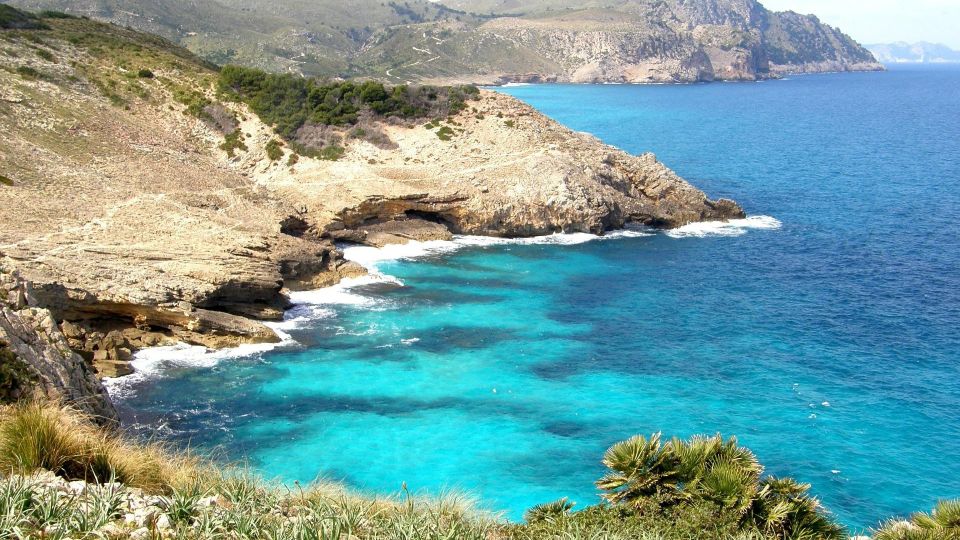 Küste mit türkisem Wasser im Norden Mallorcas