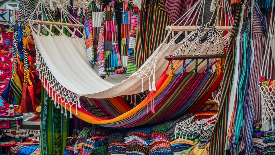 Farbenpracht und -vielfalt auf dem bunten Markt in Otavalo