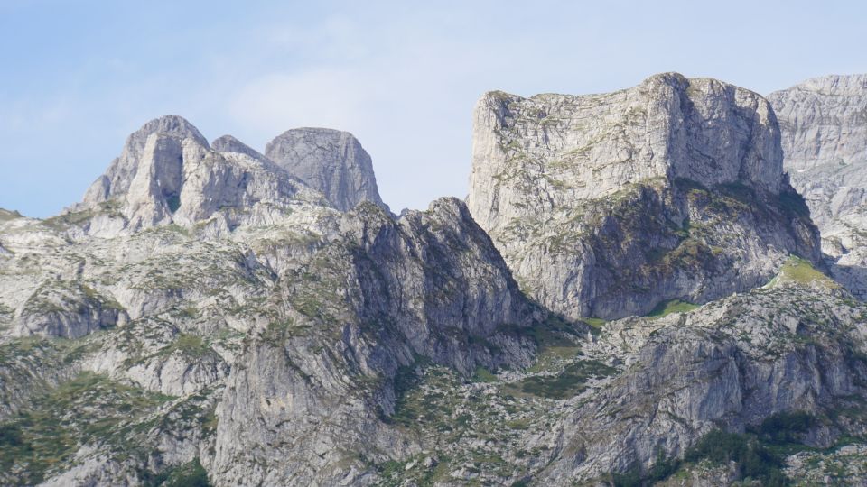 Ausblick auf ein gewaltiges Bergmassiv oberhalb von Cerem