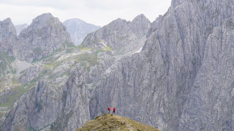Wanderer vor ehrfurchtsgebietender Felswand im Prokletike-Nationalpark, Montenegro, oberhalb des Grbaja-Tals © Diamir