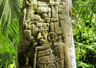Eindrucksvolle Maya-Stele in Sayaxche im Urwald von Petén