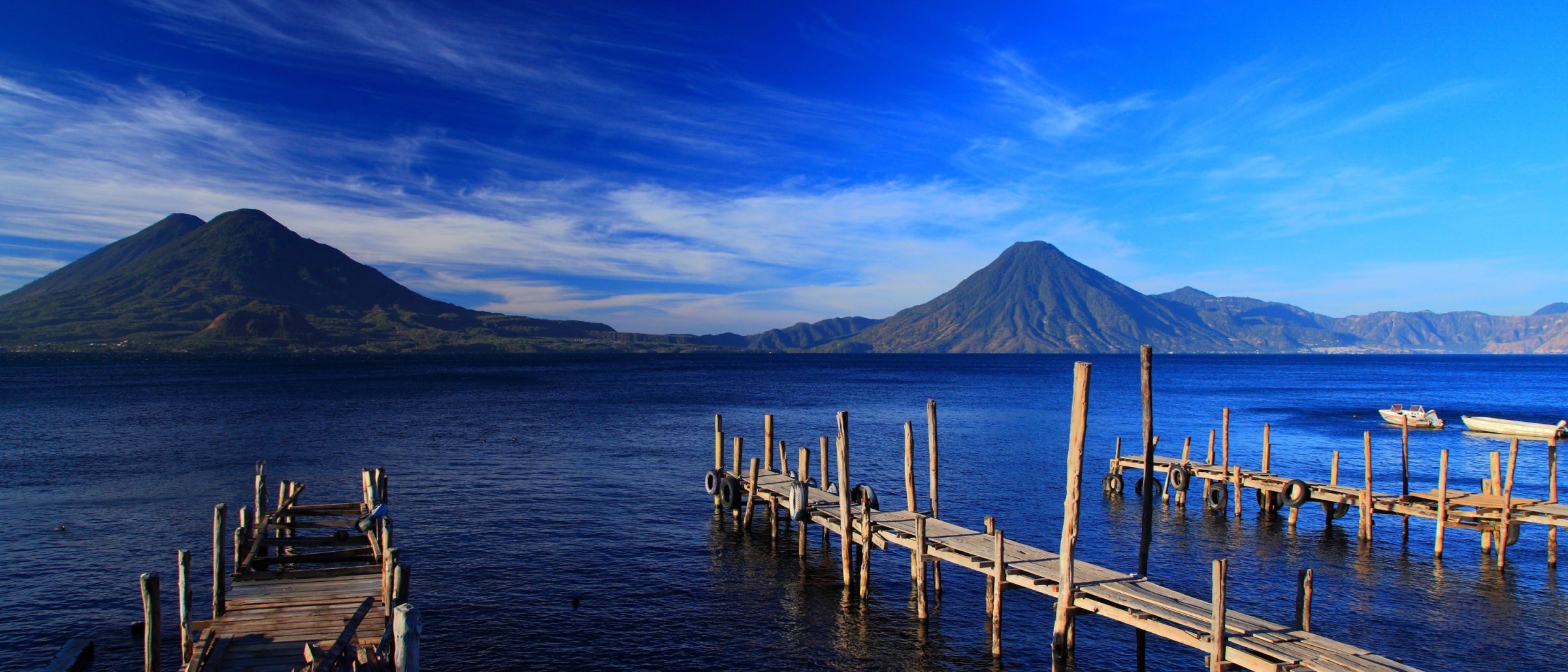 Azurblauer Atitlánsee mit den Vulkanen Tolimán, Atitlán und San Pedro m Hintergrund