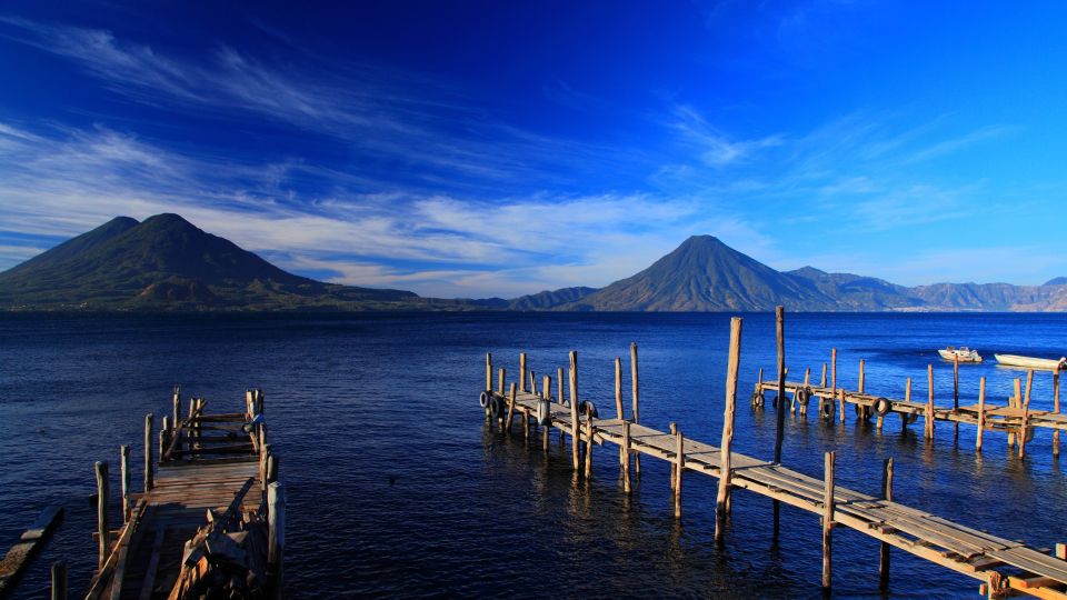 Azurblauer Atitlánsee mit den Vulkanen Tolimán, Atitlán und San Pedro m Hintergrund