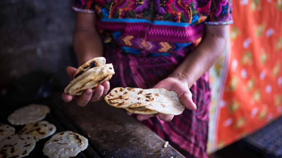 Traditionelle Herstellung guatemaltekischer Tortillas