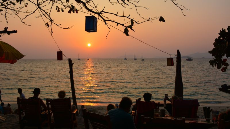 Traumhafter Sonnenuntergang in einer Strandbar auf Koh Lipe