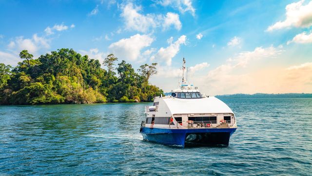 Kreuzfahrtschiff mit Touristen auf See auf dem Weg zu den Havelock-Inseln Andaman, Indien