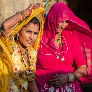 Frauen mit ihren farbenprächtigen Saris in Jaisalmer