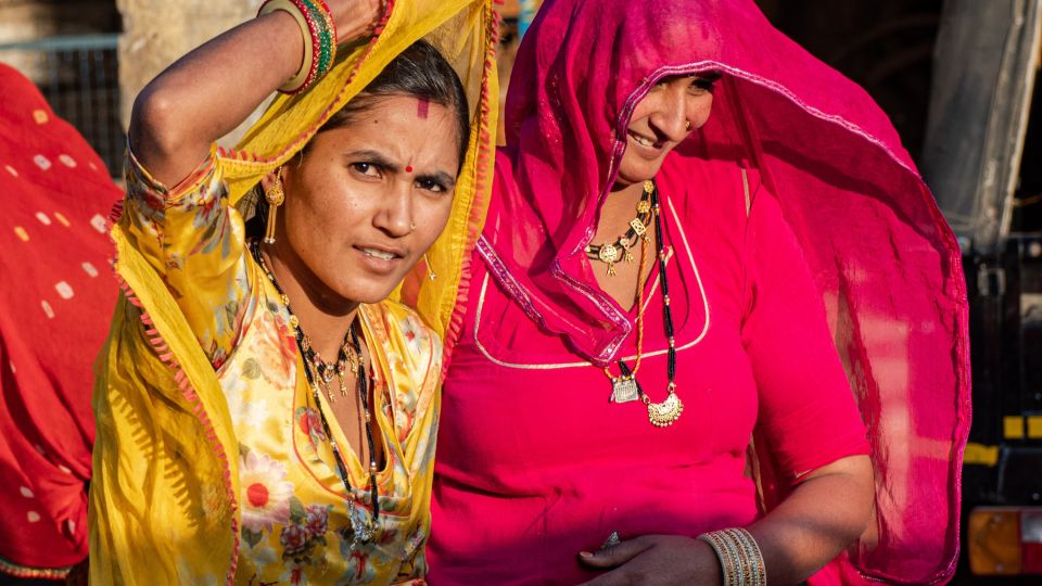 Frauen mit ihren farbenprächtigen Saris.