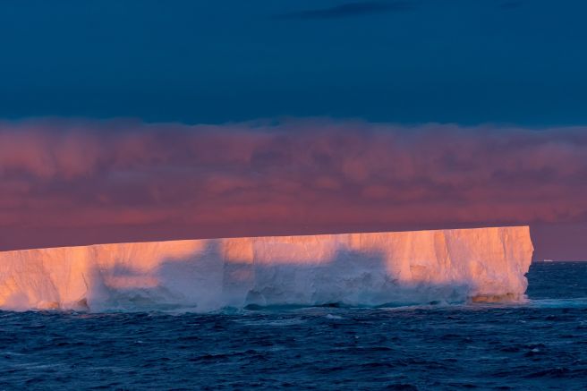 Silhouette des Schiffes auf dem Eisberg