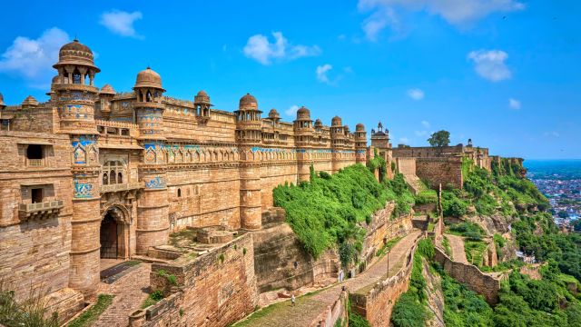 Am Fort in Gwalior kann man noch die wunderschöne Fassadenverzierung mit blauen Kacheln erkennen.