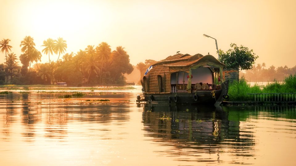 Mit dem Hausboot unterwegs in den Backwaters in Kerala.