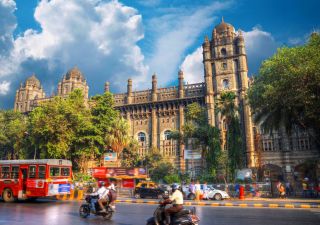 Der Chhatrapati Shivaji Maharaj Terminus, auch Mumbai CST genannt, zählt zu den größten und geschäftigsten Bahnhöfen der Welt. Seit 2004 gehört er zum UNESCO-Weltkulturerbe.