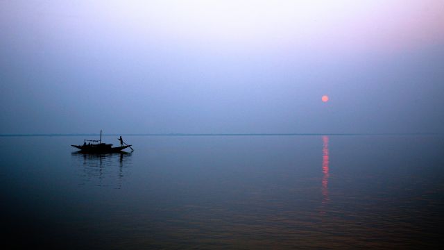 Ein atemberaubender Sonnenuntergang mit Blick auf den heiligsten aller Flüsse Indiens. Ganges-Delta in den Sundarbans, Westbengalen, Indien.