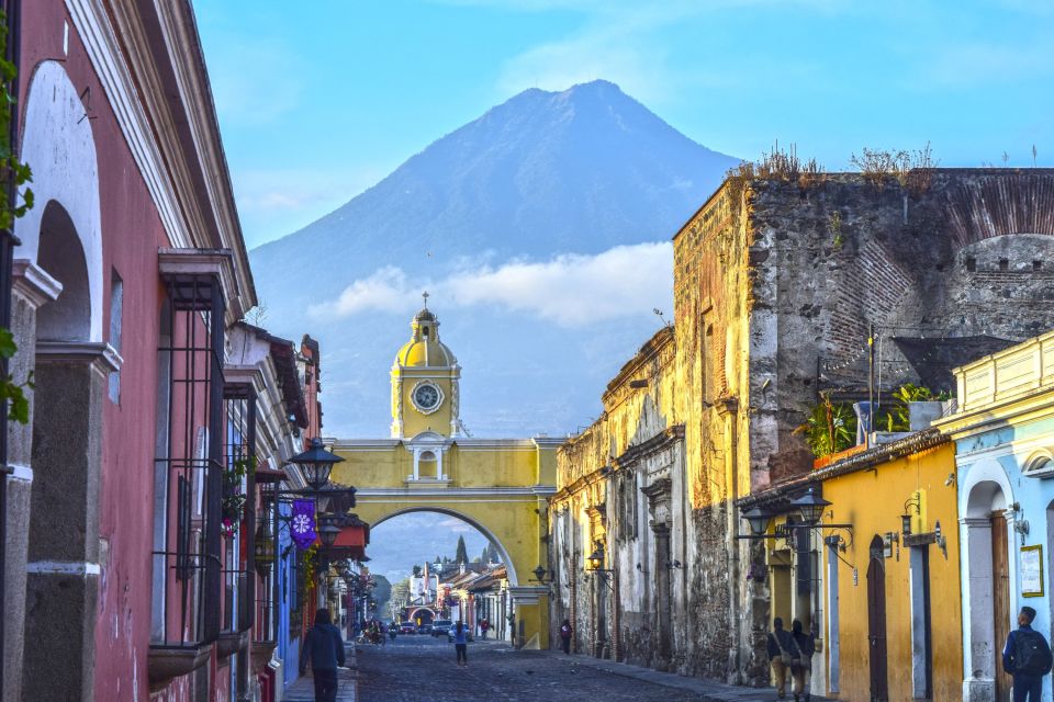 Farbenfrohe Straßen von Antigua Guatemala neben dem Vulkan Acatenango