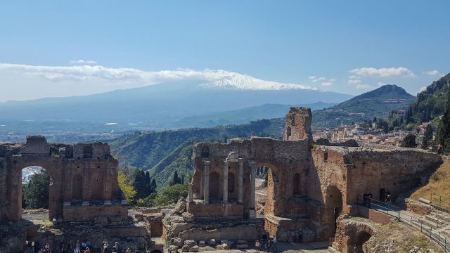 Kultur in Taormina mit Ätna im Hintergrund