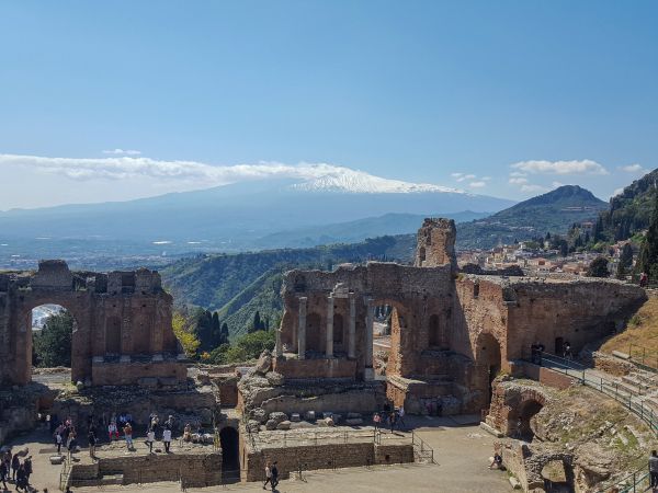 Kultur in Taormina mit Ätna im Hintergrund © Diamir
