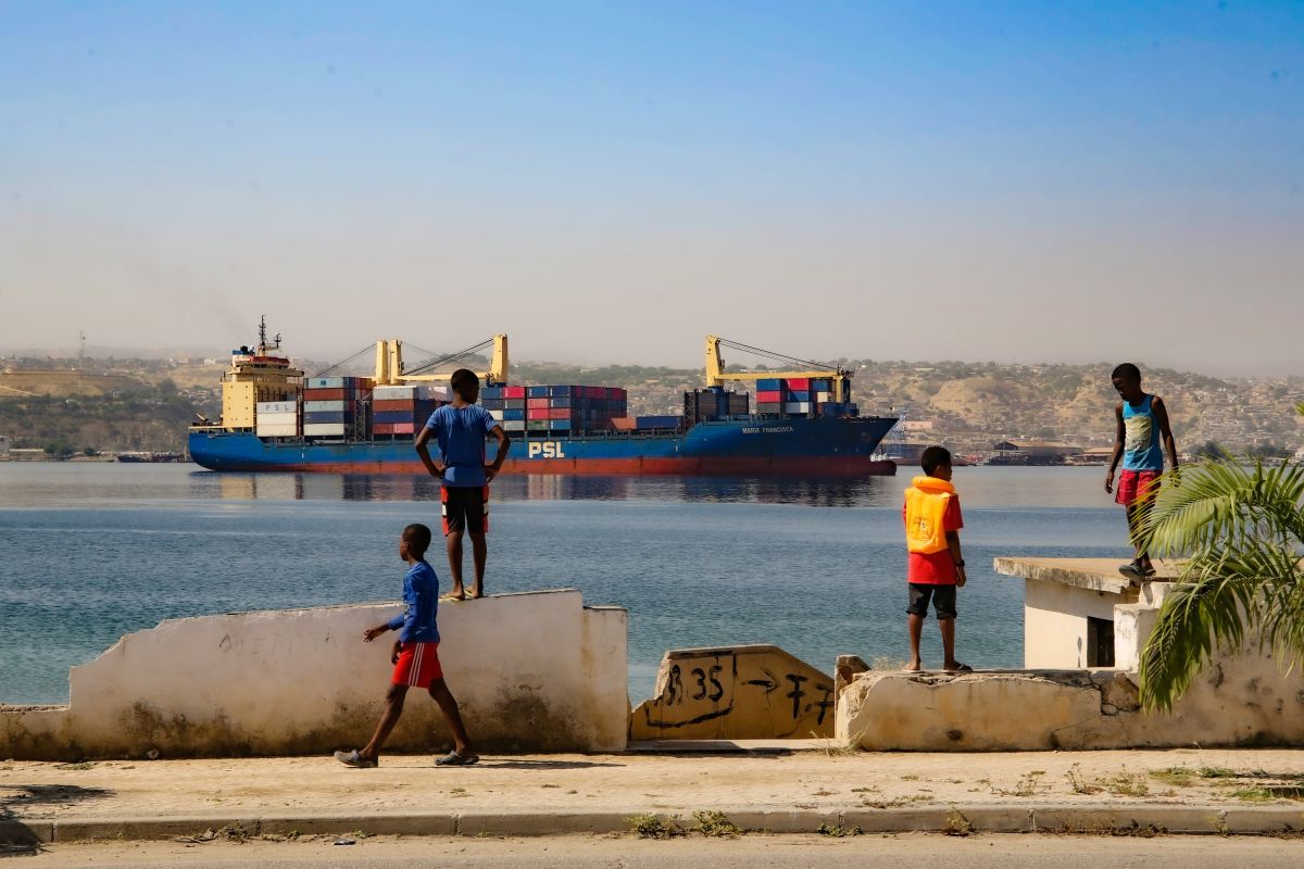 Kinder spielen am Hafen von Lobito