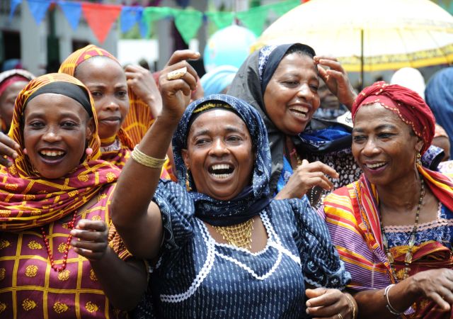 Traditionell gekleidete Frauen auf den Komoren