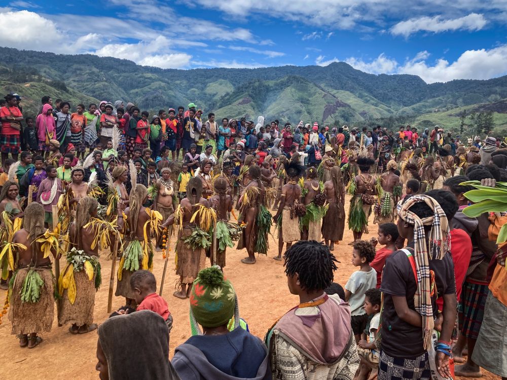 Empfang durch Stammesmitglieder der Kalam in Simbai, Papua-Neuguinea