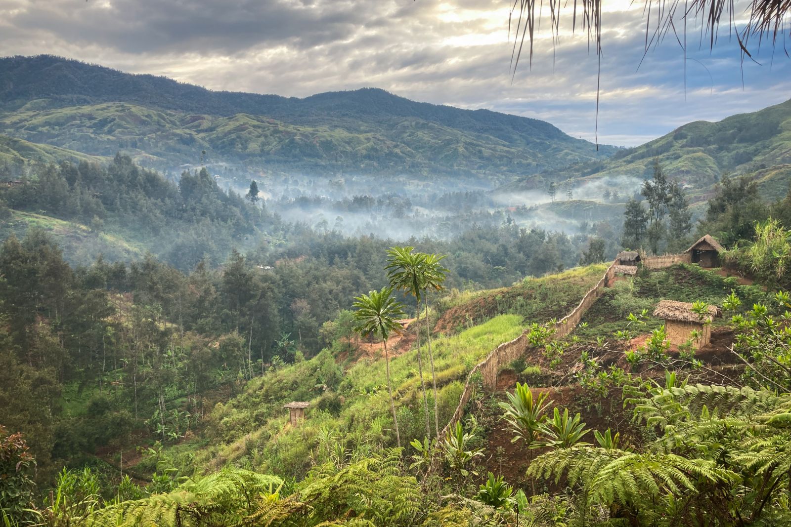 Traditionelles Dorf und Landschaft in Papua-Neuguinea, Simbai