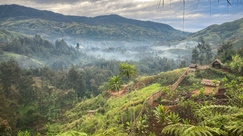 Traditionelles Dorf und Landschaft in Papua-Neuguinea, Simbai