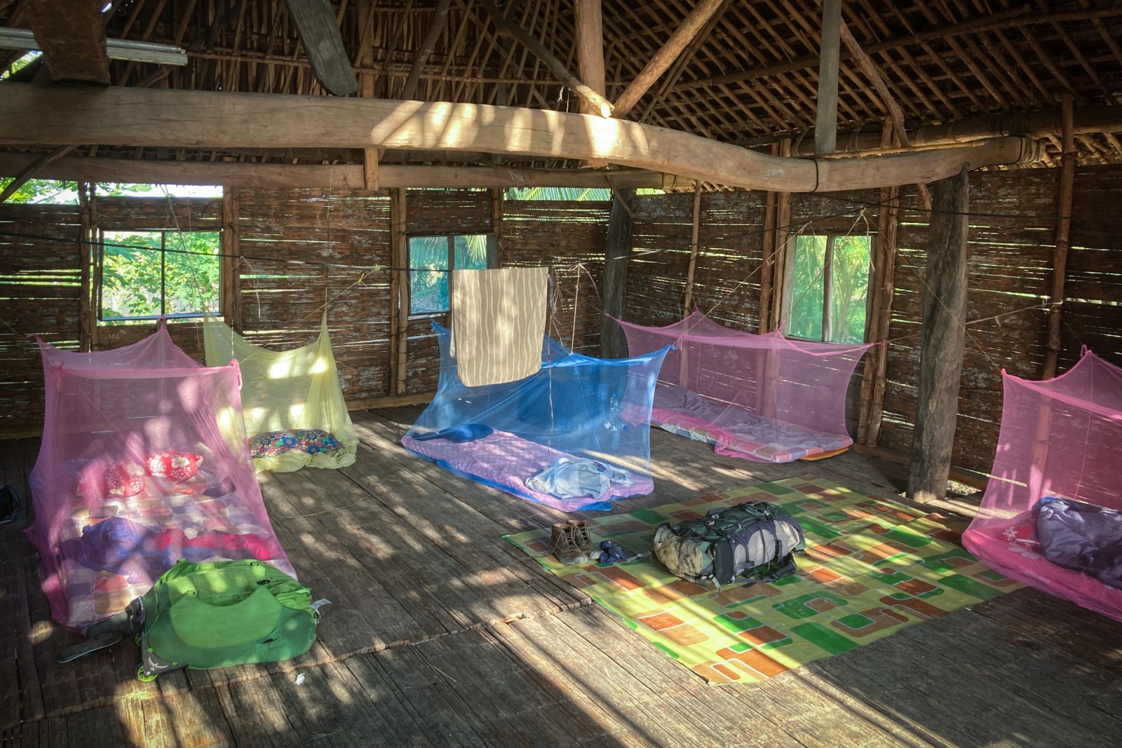 Schlafraum in einer traditionellen Unterkunft in Papua-Neuguinea